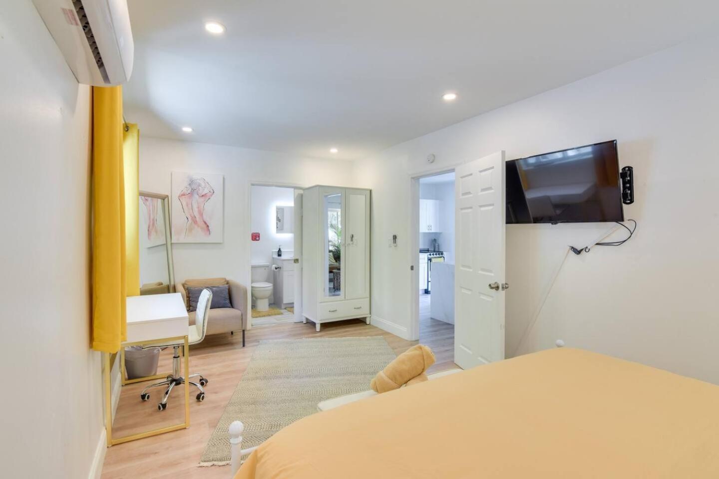 Casa de férias Beautiful Casita With King Bed And Private Patio Close To Calle 8, Mia Airport, Coral Gables *
