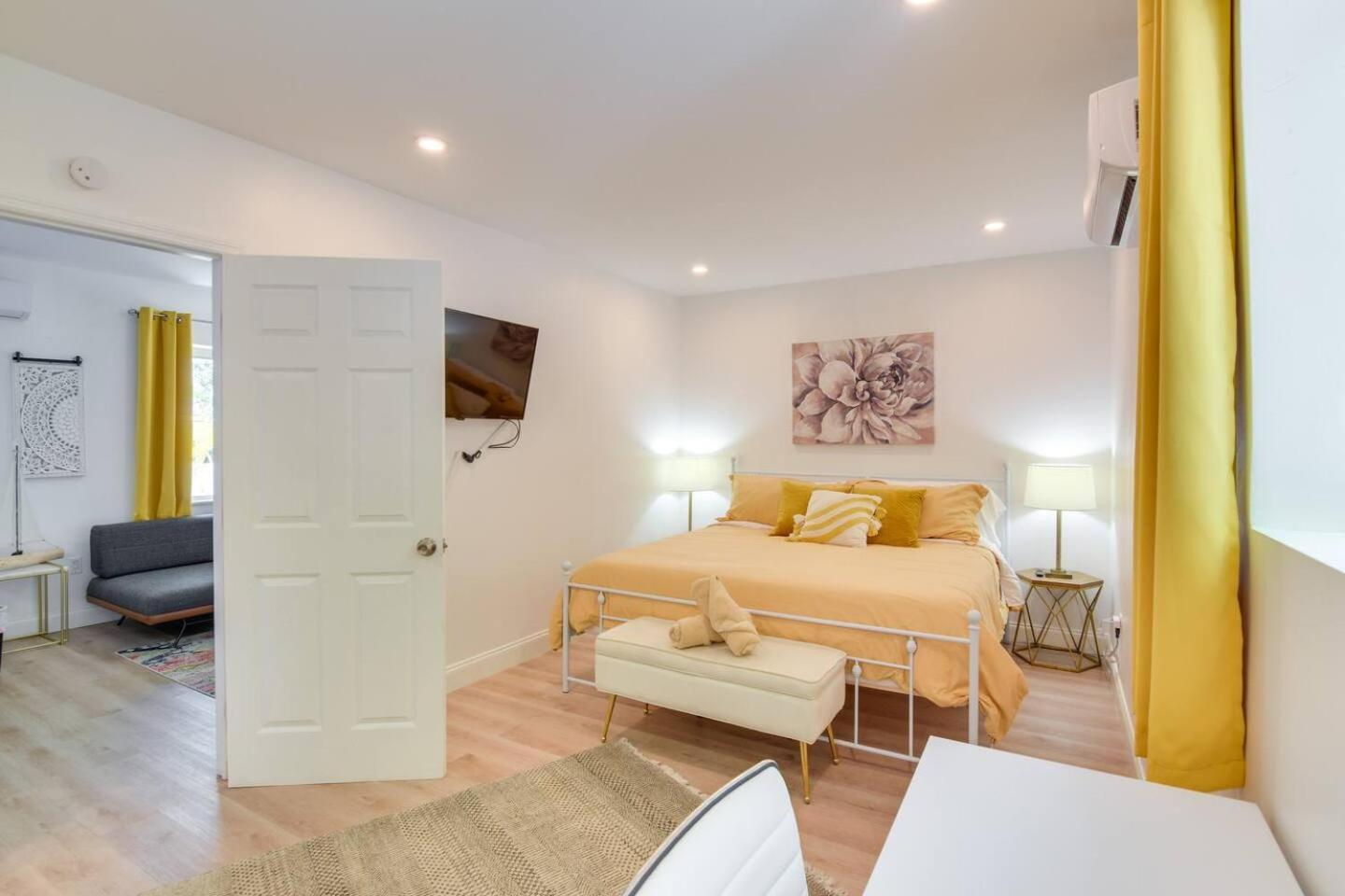Beautiful Casita With King Bed And Private Patio Close To Calle 8, Mia Airport, Coral Gables Casa de férias *