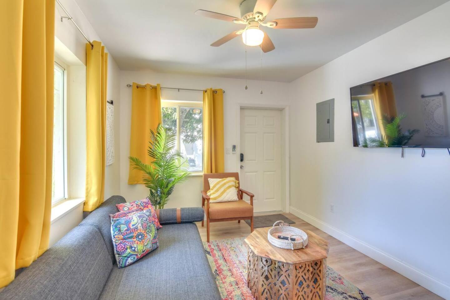 Beautiful Casita With King Bed And Private Patio Close To Calle 8, Mia Airport, Coral Gables Casa de férias